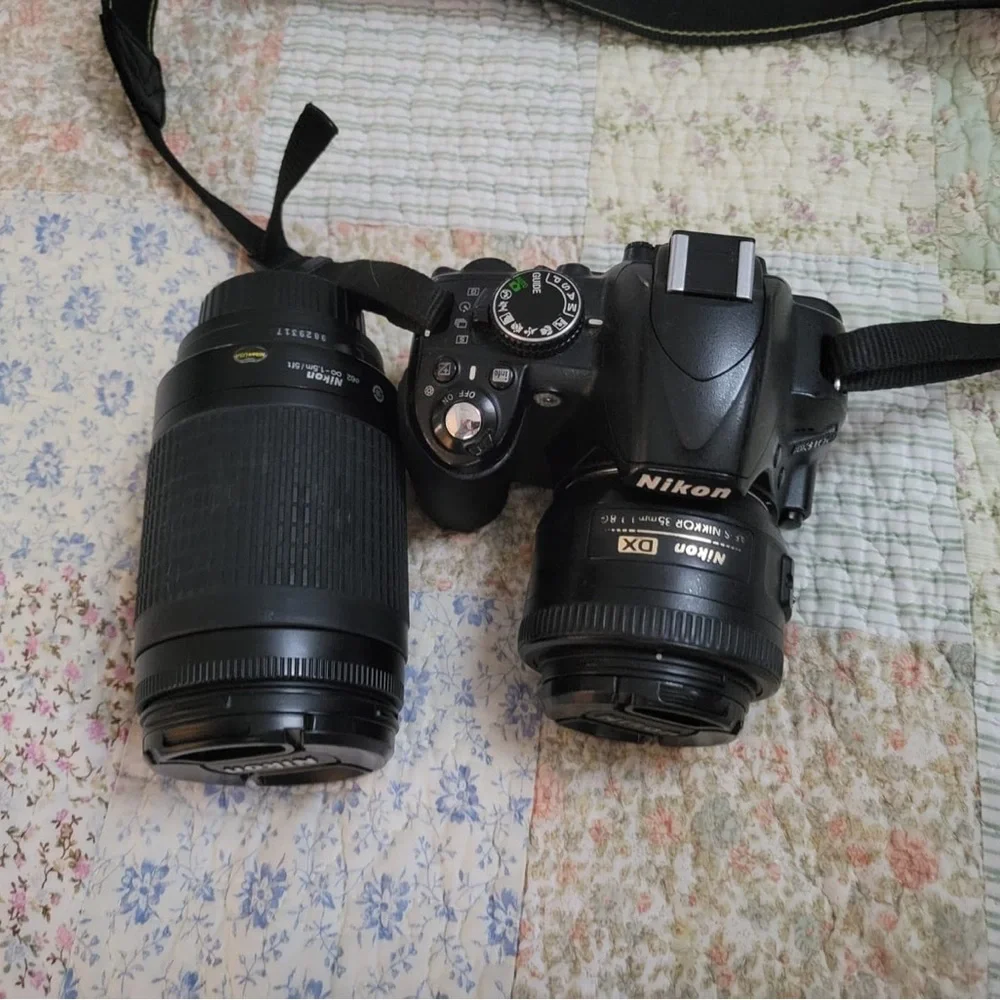 camera nikon d3100 with the objects 35mm and 70-300mm and they charger